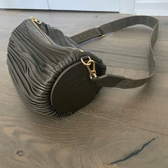 Loewe Olive Green bracelet bag with Adjustable crossbody Strap - Picture 7 of 7